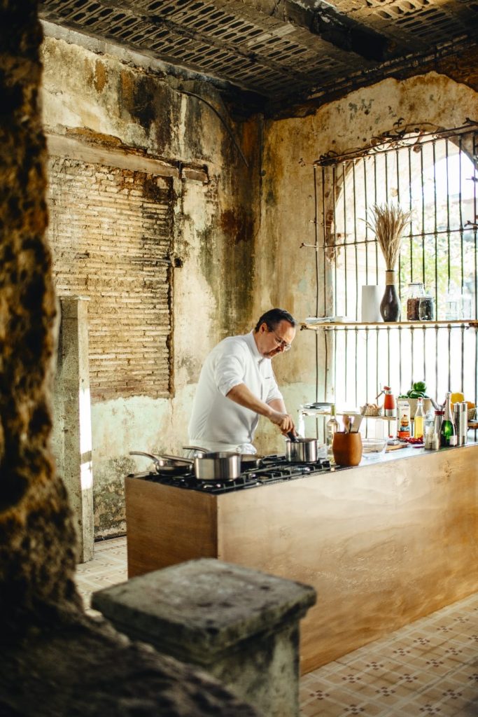 Hendrik Otto kocht in rustikaler Küche in Mexiko