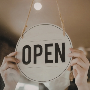 Schild mit der Aufschrift "Open"