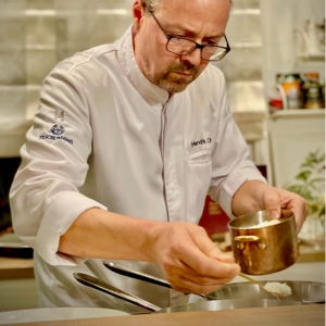 Hendrik Otto in seiner Küche beim Kochen
