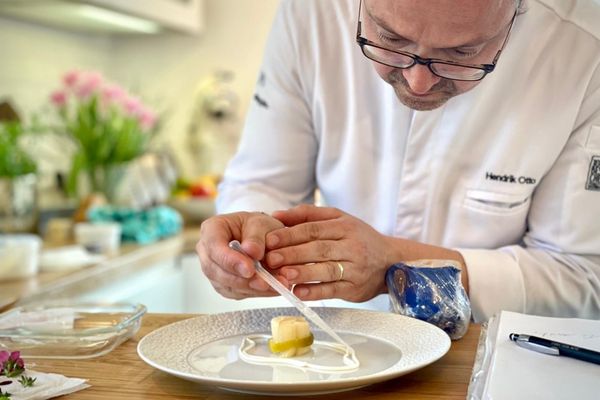 Hendrik Otto bei der Anrichtung eines Tellers