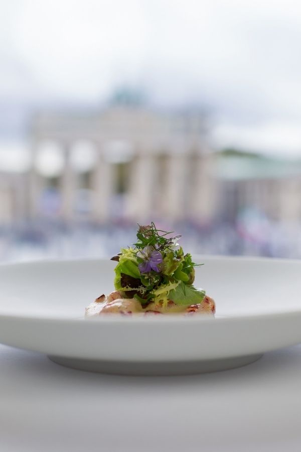 Gourmetteller von Hendrik Otto vor dem Brandenburger Tor