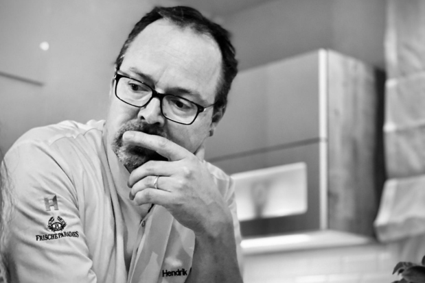 Hendrik Otto nachdenklich in seiner Küche