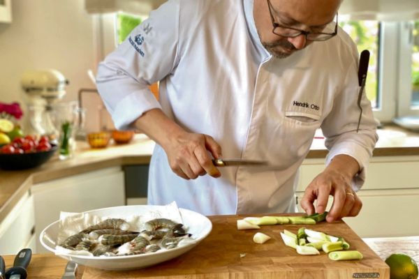 Hendrik Otto kocht in privater Küche