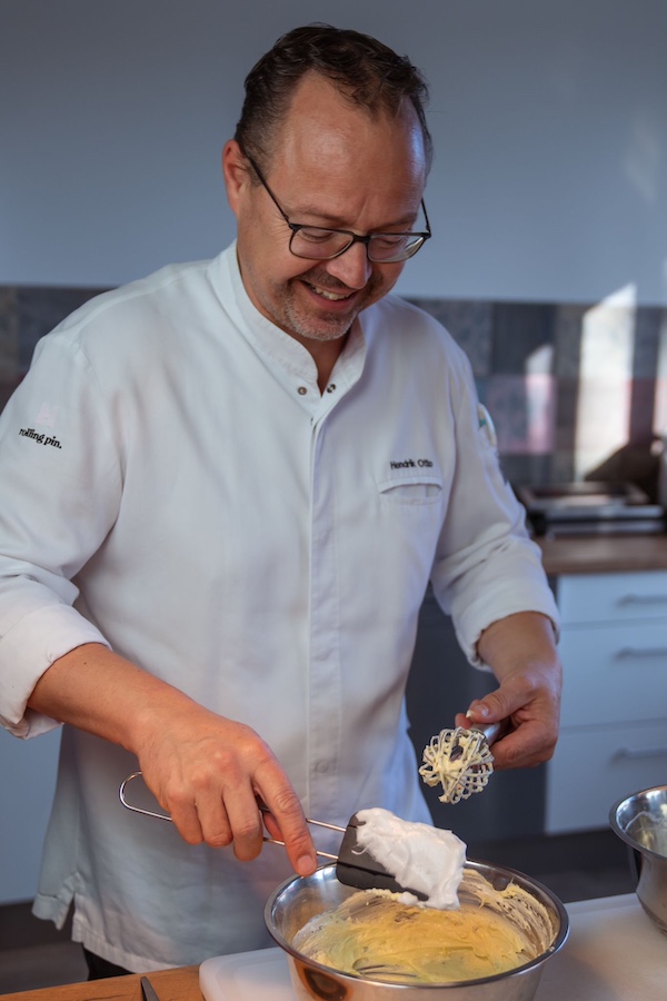 Hendrik Otto beim Backen mit Schneebesen und Teigschaber
