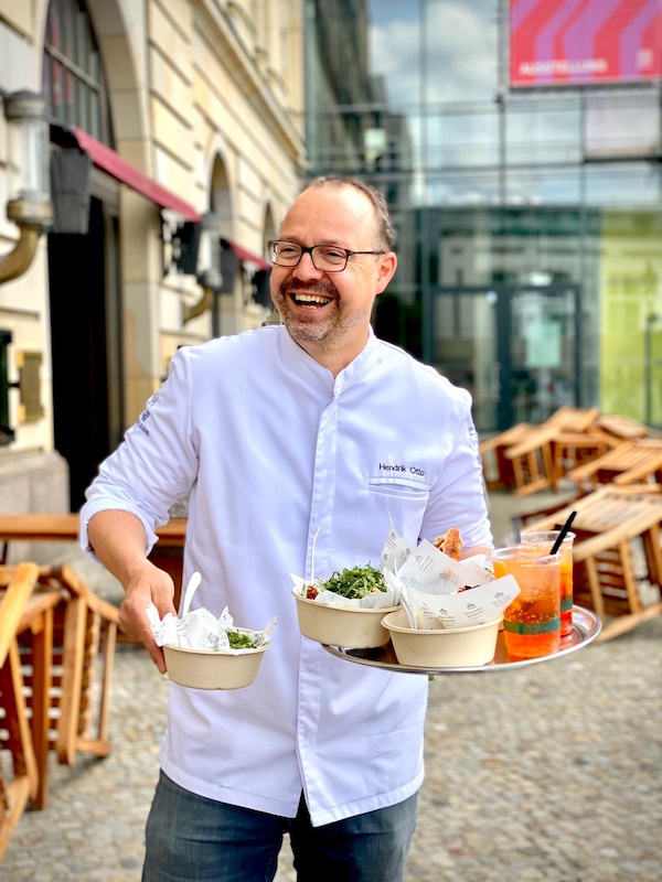 Hendrik Otto vor dem Hotel Adlon