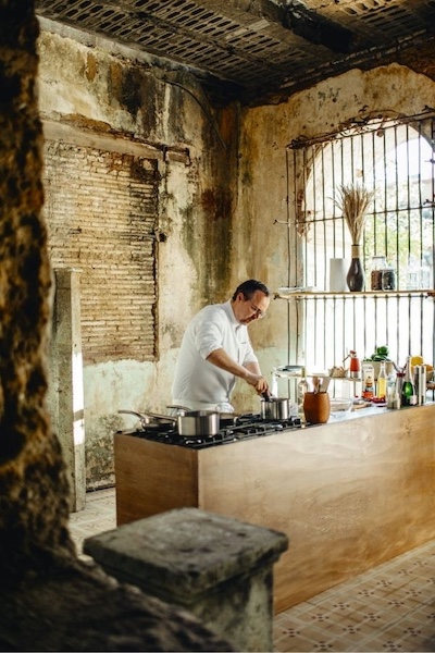 Hendrik Otto in einer Küche in Mexiko