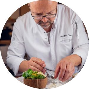 Hendrik Otto bei der Anrichtung eines Tellers