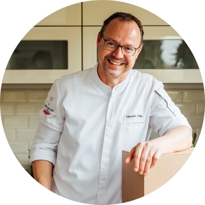 Hendrik Otto lachend in seiner Küche