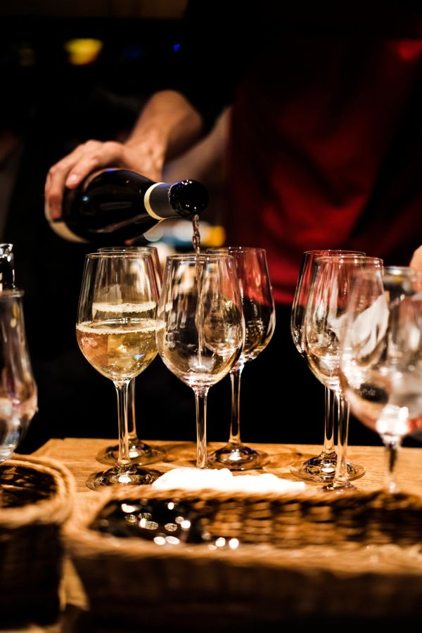 Einschenken von Weingläsern bei einem Dinner