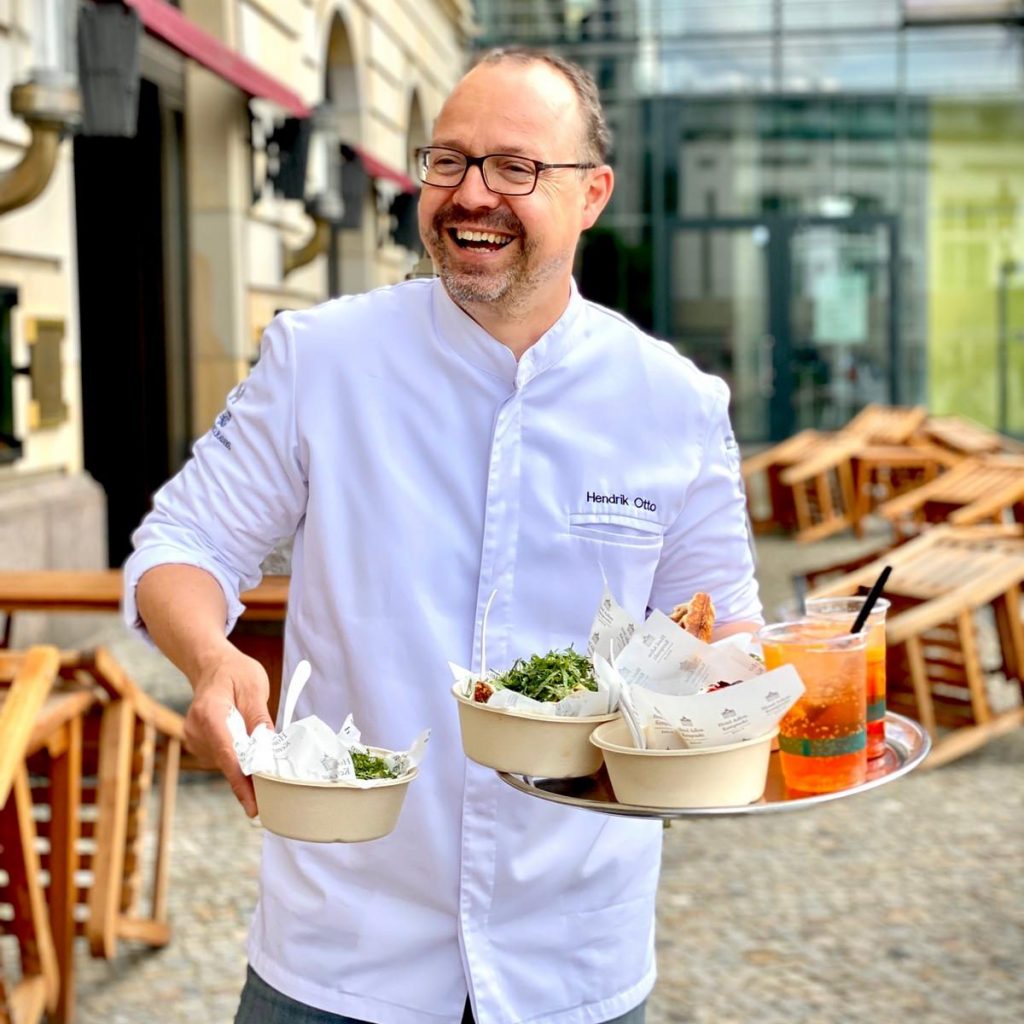 Hendrik Otto vor dem Hotel Adlon mit Street Food Gerichten