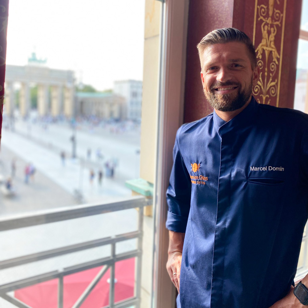 Marcel im Lorenz Adlon Esszimmer vor dem Brandenburger Tor