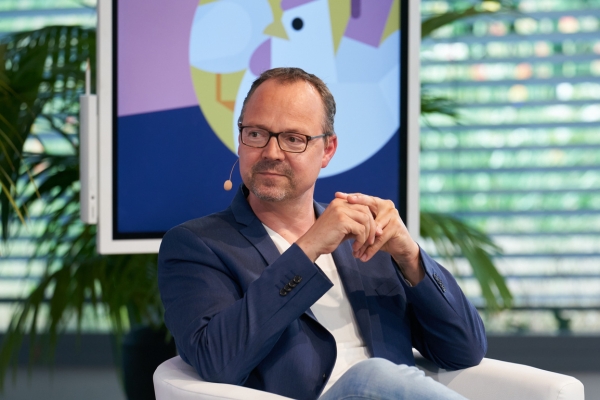 Hendrik Otto bei einer Podiumsdiskussion