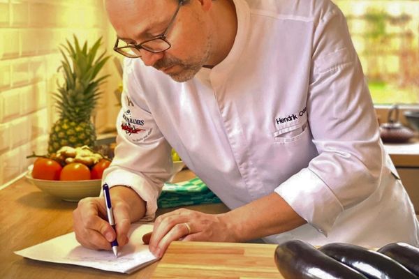 Hendrik Otto schreibt Rezeptur auf